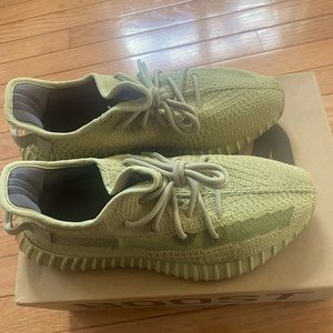 Yeezy boost 350 V2 sneakers size 9. Color sulfur